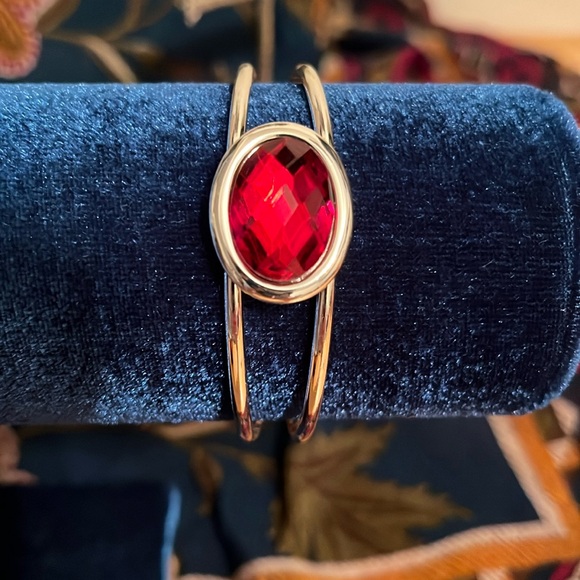 Red faceted stone cuff bracelet set in silver tone, unmarked - Picture 1 of 8